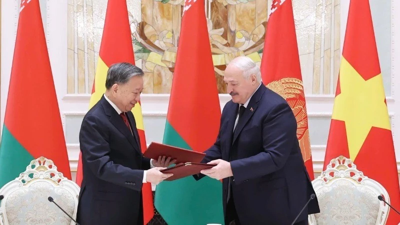 Tổng Bí thư Tô Lâm và Tổng thống Aleksandr Lukashenko ký Tuyên bố chung về việc thiết lập quan hệ Đối tác chiến lược Việt Nam-Belarus. (Ảnh: TTXVN)