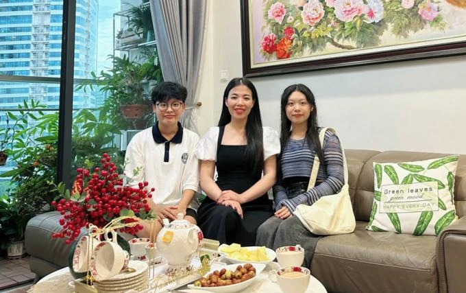 Xuân Anh (trái) cùng chị gái trong một dịp tới thăm cô Hà. Ảnh: Cô giáo cung cấp