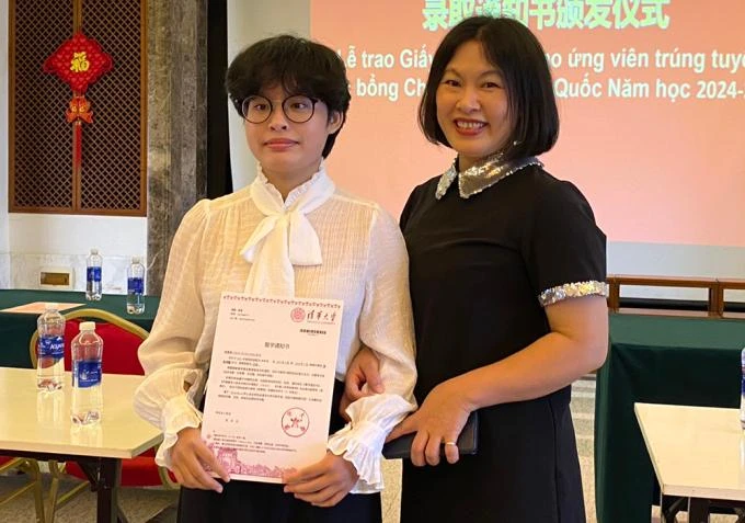 Xuân Anh và mẹ trong lễ trao giấy nhập học tại Đại sứ quán Trung Quốc ở Hà Nội, hôm 8/8. Ảnh: Bình Minh