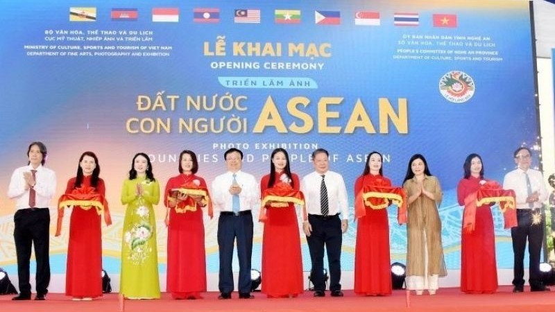 Các đại biểu cắt băng khai mạc triển lãm. Các đại biểu cắt băng khai mạc triển lãm.