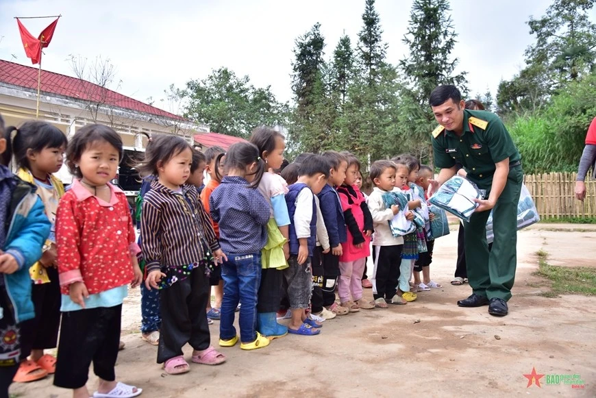 Trao áo ấm tặng các trẻ mầm non.