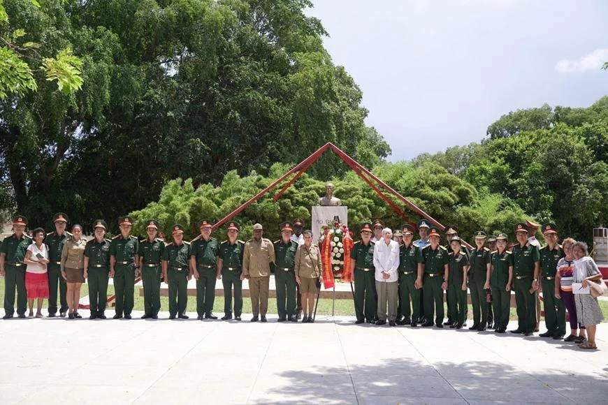 Đoàn sĩ quan trẻ Quân đội nhân dân Việt Nam dâng hoa tại Tượng đài Hồ Chí Minh ở thủ đô La Habana, Cuba.