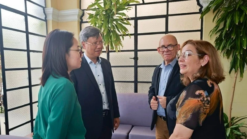 Đại sứ Lê Quang Long trao đổi với Thứ trưởng Bộ Đại học Cuba Reynaldo Velasquez Zaldivar (Nguồn: Đại sứ quán Việt Nam tại Cuba)