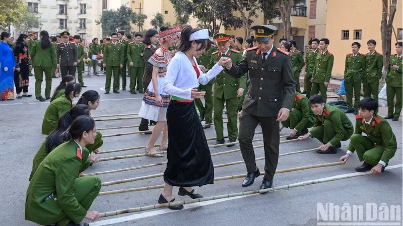 Đoàn viên thanh niên Học viện Cảnh sát nhân dân (Ảnh: THẾ ĐẠI)