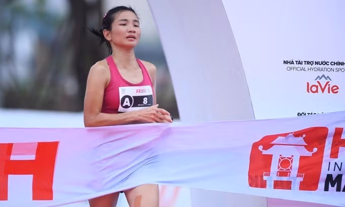 Nguyễn Thị Oanh về đích tại giải Marathon Quốc tế Hà Nội Techcombank sáng 22/9. Ảnh: Techcombank International Marathon Hanoi