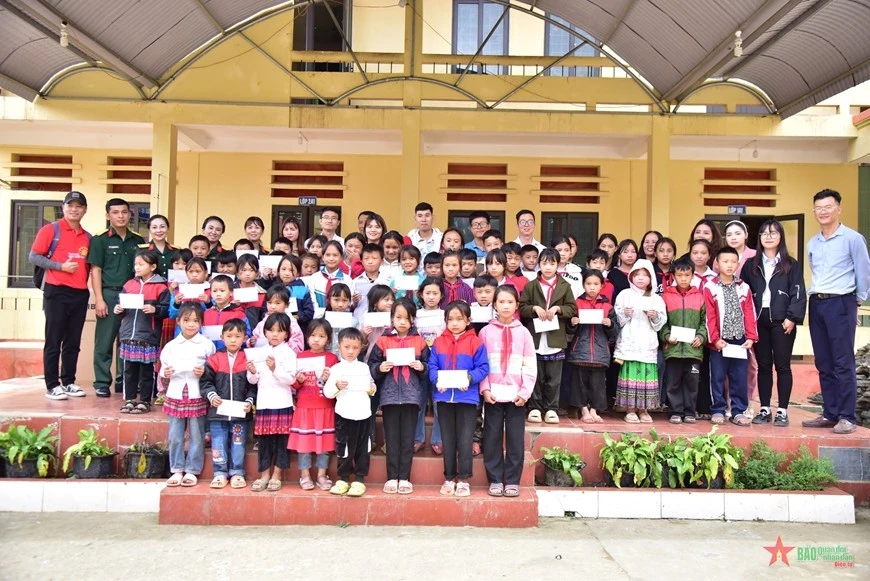 Trao học bổng tặng các em học sinh.