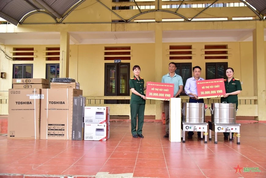 Hội Phụ nữ cơ quan Bộ CHQS tỉnh Sóc Trăng trao tặng vật chất phục vụ học tập và sinh hoạt.