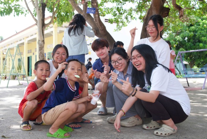 Linh (thứ hai từ phải sang) cùng các bạn trong một lần tổ chức workshop ở Đồng Nai. Ảnh: Nhân vật cung cấp Linh (thứ hai từ phải sang) cùng các bạn trong một lần tổ chức workshop ở Đồng Nai. Ảnh: Nhân vật cung cấp