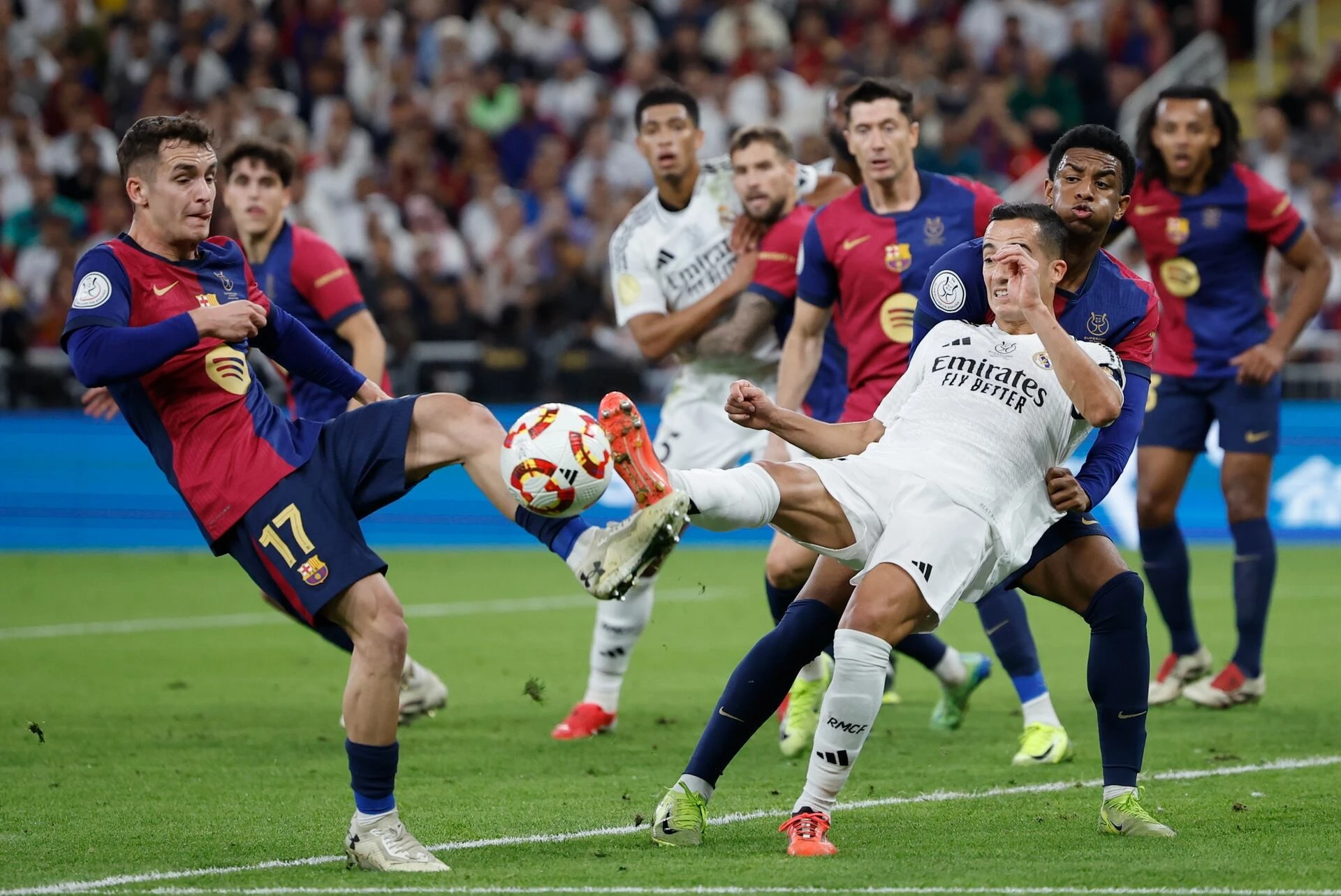 Lucas Vazquez lộ nhiều hạn chế khi thay Dani Carvajal thời gian dài. Ảnh: EFE