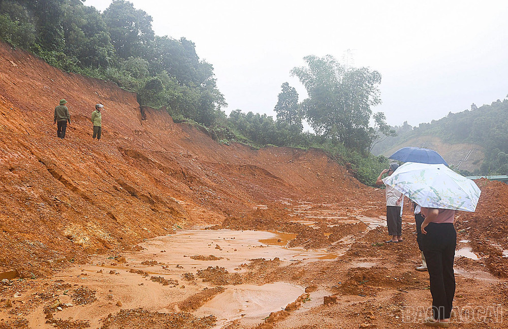 Kiểm tra vị trí có nguy cơ sạt lở.