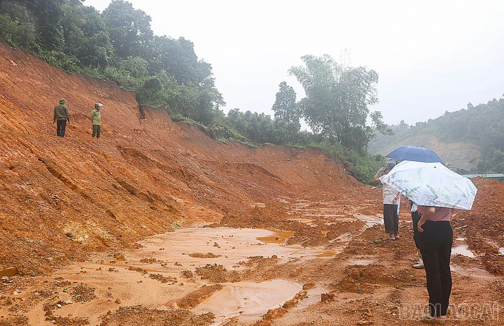 Kiểm tra vị trí có nguy cơ sạt lở.