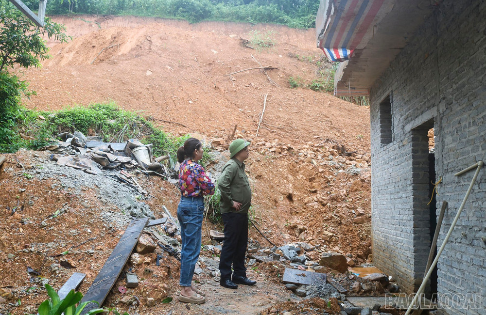 Lãnh đạo xã kiểm tra khu vực sạt lở tại Trường PPDTBT Tiểu học Bản Vược.