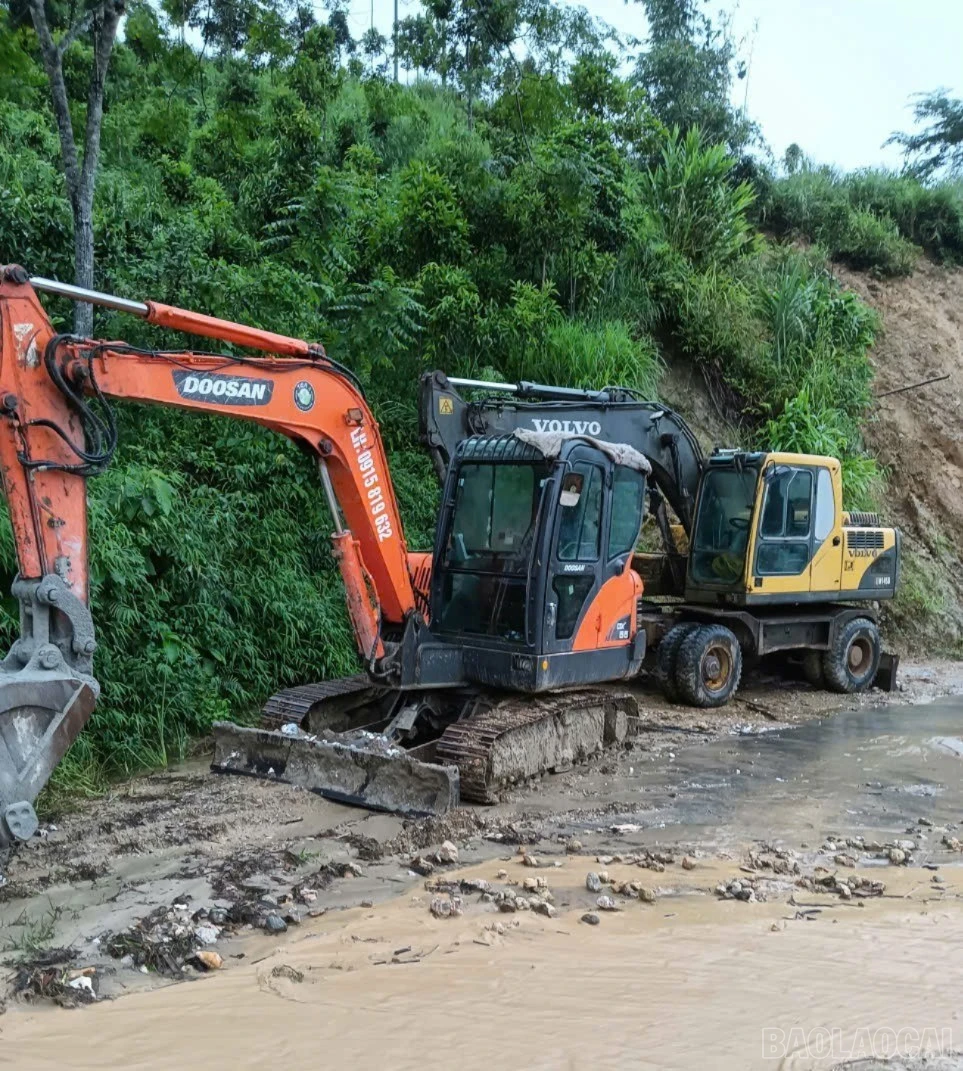 Huy động phương tiện khắc phục hậu quả thiên tai.