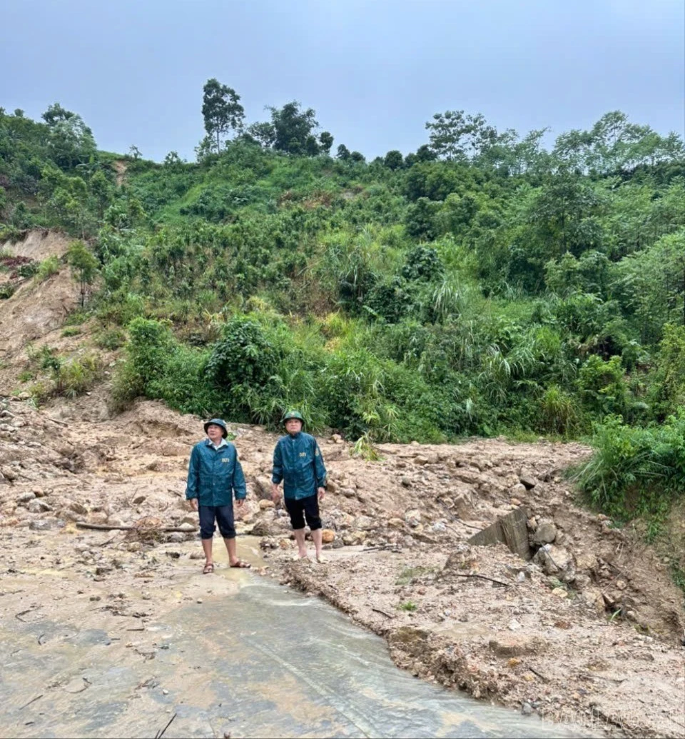Lãnh đạo xã kiểm tra các điểm sạt lở trên địa bàn.