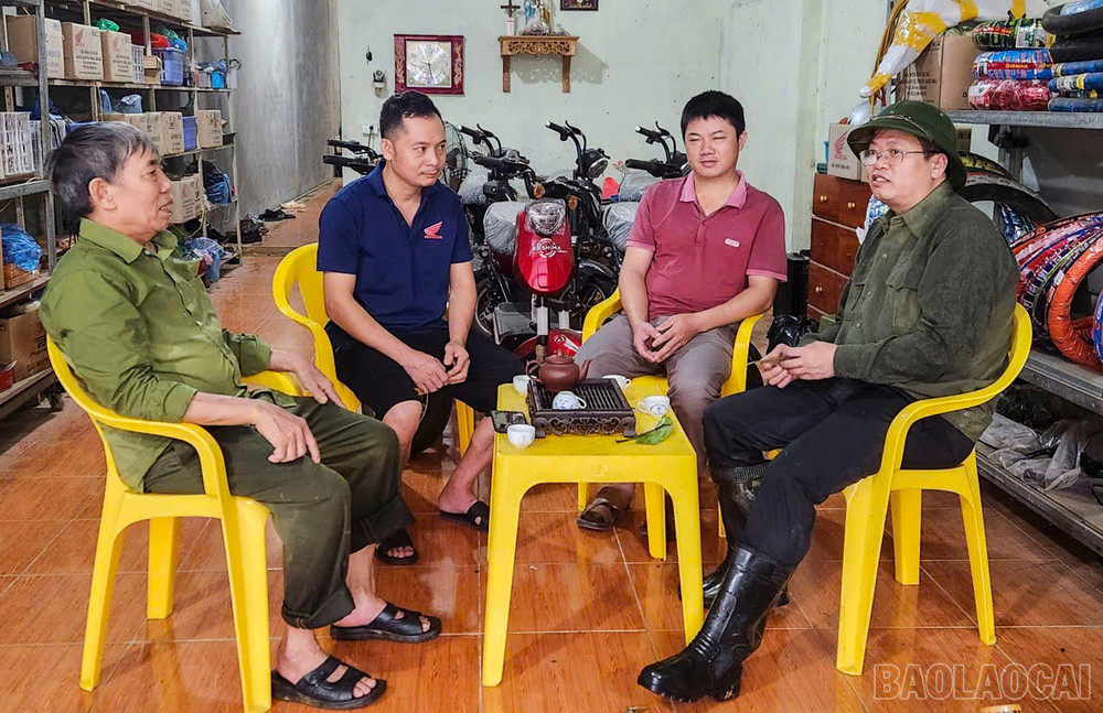 Vận động người dân chủ động di dời, phòng tránh sạt lở đất.