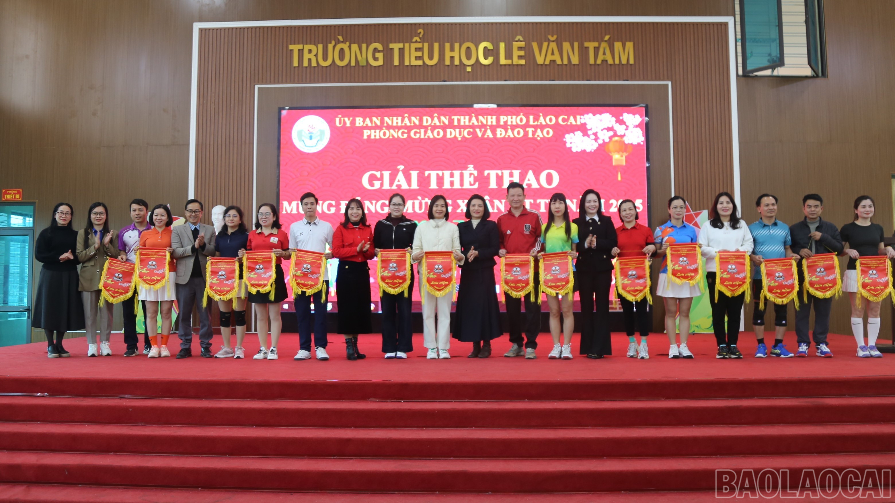 Ban tổ chức trao Cờ lưu niệm cho 17 đội tham gia. baolaocai-br_img-7921.jpg