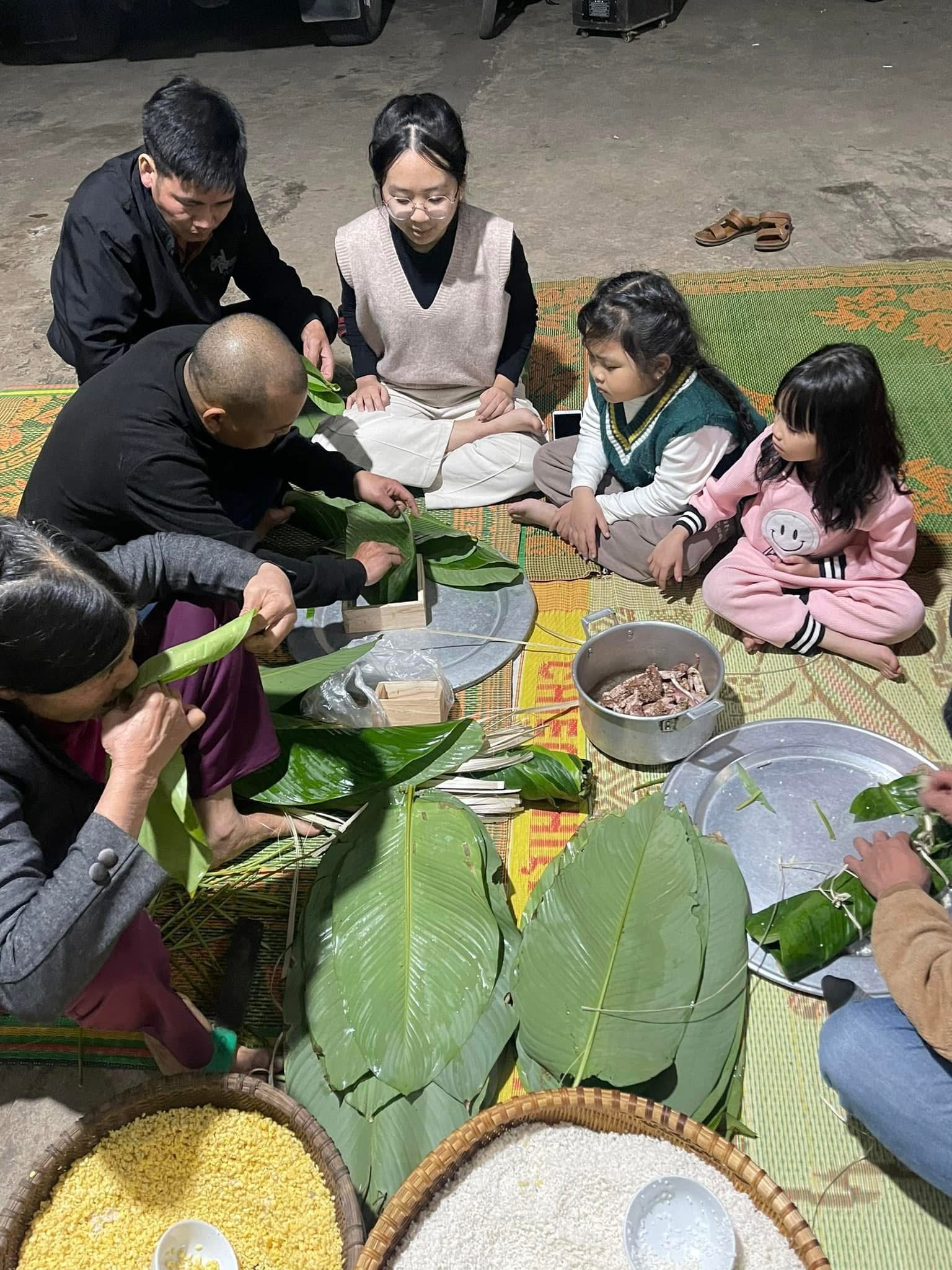 Quây quần cùng ông bà gói bánh chưng. 561a7045-48d6-4b96-b297-b6fc1b641715.jpg
