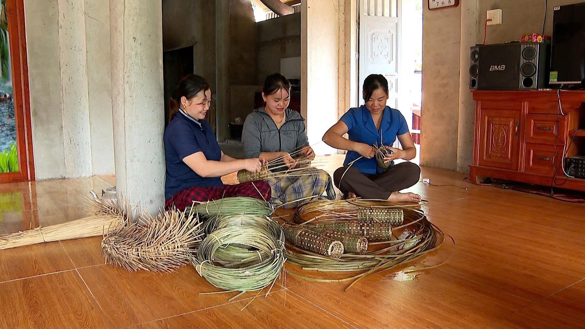 Nông dân xã Yên Thành phát triển nghề đan rọ tôm. 3.jpg