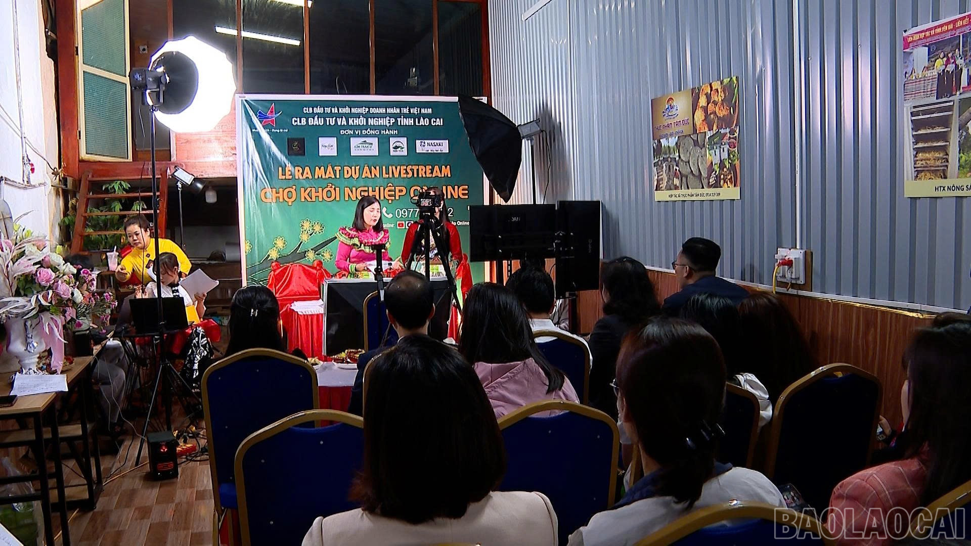 តំណាងក្រុមហ៊ុន Lao Cai Investment and Startup Club បាននិយាយនៅក្នុងវគ្គលក់បន្តផ្ទាល់លើកដំបូង។ baolaocai-br_clb2.jpg