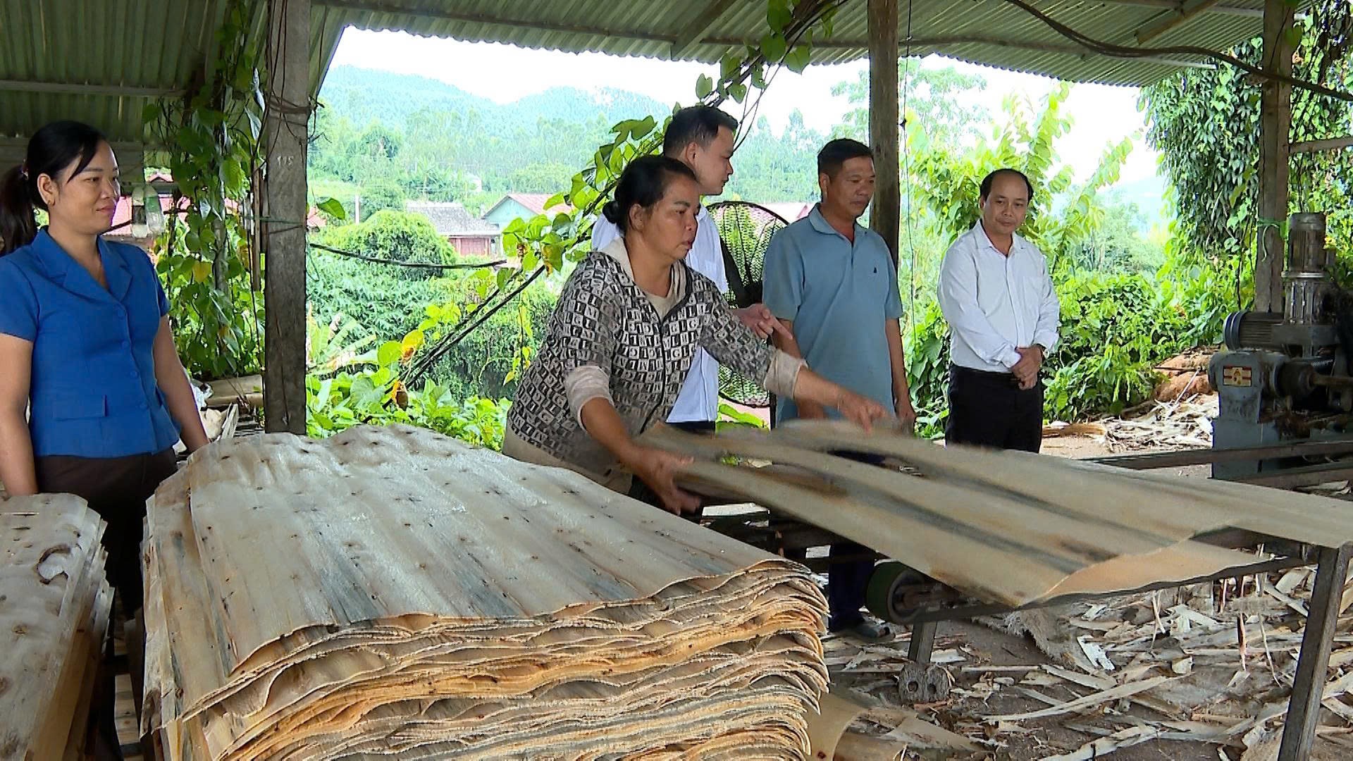 Mô hình chế biến gỗ rừng trồng của anh Tướng Văn Quý tạo việc làm thường xuyên cho 6 lao động địa phương. 4.jpg