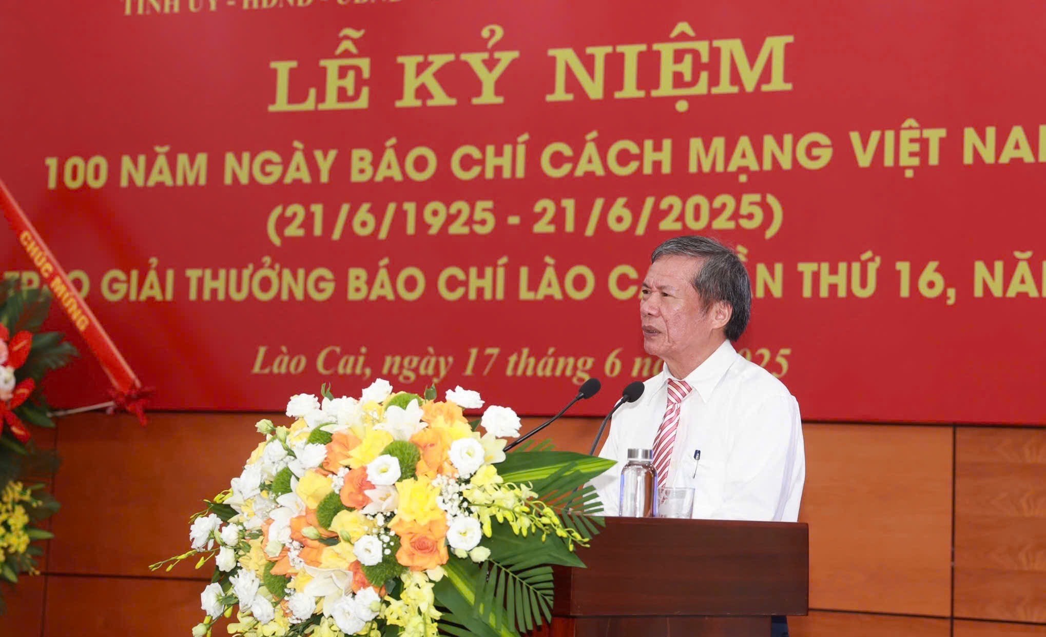 Các đại biểu đại diện các thế hệ người làm báo Lào Cai phát biểu. img-8882.jpg