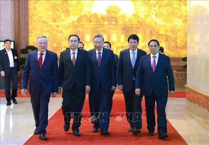 Thủ tướng Phạm Minh Chính cùng Phó thủ tướng Thường trực Chính phủ Nguyễn Hòa Bình đón Tổng Bí thư Tô Lâm, Chủ tịch nước Lương Cường, Chủ tịch Quốc hội Trần Thanh Mẫn đến dự hội nghị.