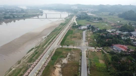 Thu về hơn 216 tỷ đồng từ đấu giá quyền sử dụng đất dọc kè sông Hồng