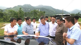 Phó Chủ tịch UBND tỉnh Ngô Hạnh Phúc đối thoại với các hộ dân bị ảnh hưởng bởi Dự án 500kV Lào Cai - Vĩnh Yên