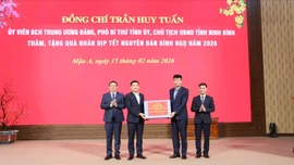 Đồng chí Trần Huy Tuấn - Chủ tịch UBND tỉnh Ninh Bình thăm, tặng quà Tết tại Lào Cai