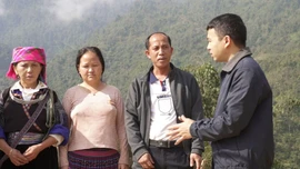 Vượt rào cản ngôn ngữ để ý Đảng hợp lòng dân