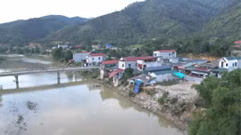 Nguy cơ sạt lở suối Ngòi Hút đe dọa 28 hộ dân thôn Làng Chạng