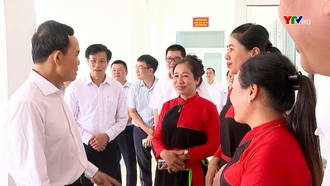 Các đồng chí lãnh đạo kiểm tra, nắm tình hình vận hành mô hình bộ máy tại xã Yên Bình (mới)