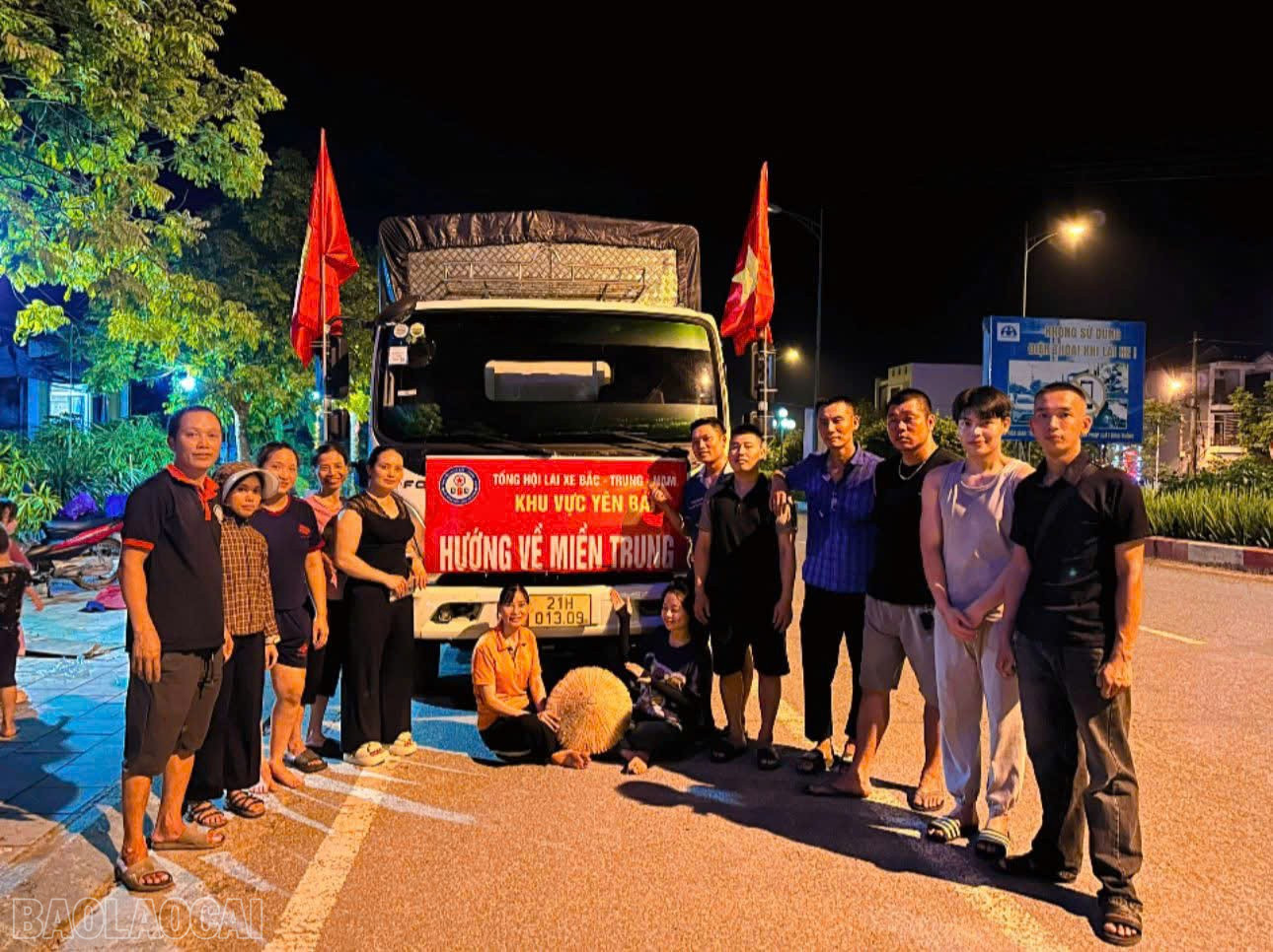Đoàn thiện nguyện gồm 10 thành viên của Tổng Hội Lái Xe Bắc - Trung - Nam khu vực Lào Cai (Yên Bái cũ) khởi hành đi Nghệ An lúc 21h40 phút tối 27/7. baolaocai-bl_b2092a66204fa911f05e1.jpg
