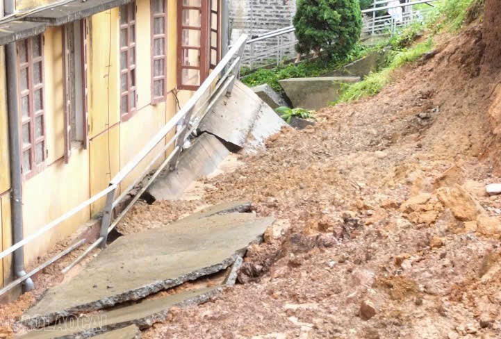 20 mét tường của trường Tiểu học, Trung học cơ sở Hưng Thịnh bị đổ sau mưa lớn. baolaocai-bl_73fc0a818ee807b65ef911.jpg