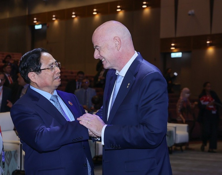 Thủ tướng Phạm Minh Chính gặp Chủ tịch Liên đoàn Bóng đá Thế giới (FIFA) Gianni Infantino. Thủ tướng Phạm Minh Chính gặp Chủ tịch Liên đoàn Bóng đá Thế giới (FIFA) Gianni Infantino.