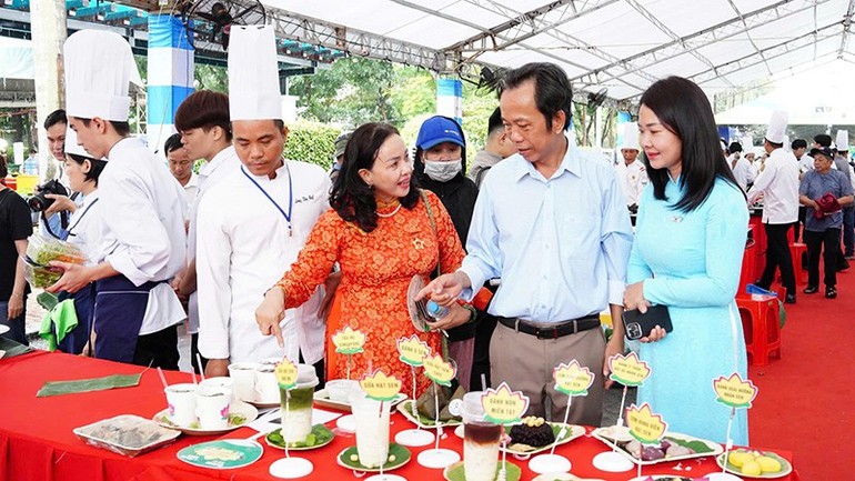 Các đại biểu tham quan các món chay làm từ sen tại lễ hội.