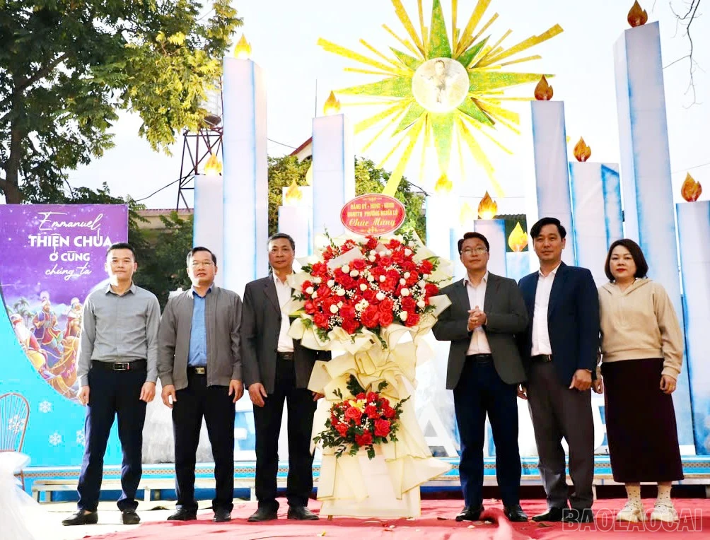 Lãnh đạo phường Nghĩa Lộ tặng hoa chúc mừng giáo xứ.