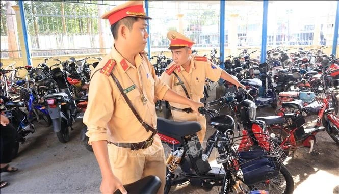 Lực lượng chức năng kiểm tra, xử lý xe đạp điện độ, chế tại trường Trung học cơ sở Tân Lập (xã Đồng Phú, tỉnh Đồng Nai).
