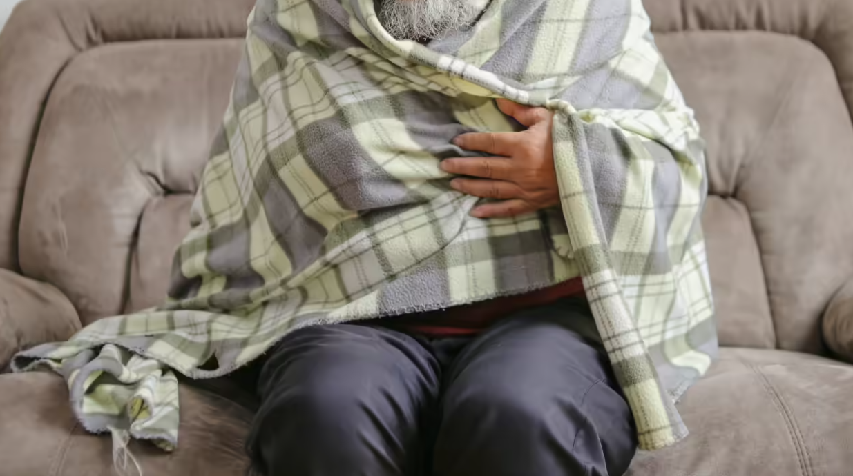 Mặc đủ ấm, đặc biệt là vùng cổ, ngực và bàn tay, bàn chân là cách giúp ổn định huyết áp trong mùa đông.