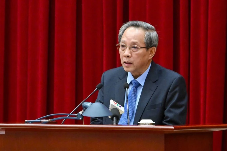 Đồng chí Hoàng Đăng Quang báo cáo tình hình, kết quả công tác tổ chức xây dựng Đảng năm 2025.