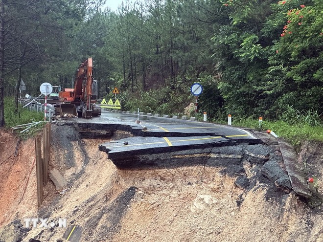 Lực lượng chức năng bố trí phương tiện tại khu vực sụt lún trên đèo Mimosa. (Ảnh: Chu Quốc Hùng/ TTXVN)