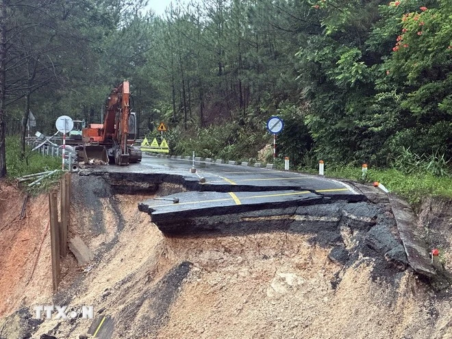 Lực lượng chức năng bố trí phương tiện tại khu vực sụt lún trên đèo Mimosa. (Ảnh: Chu Quốc Hùng/ TTXVN)