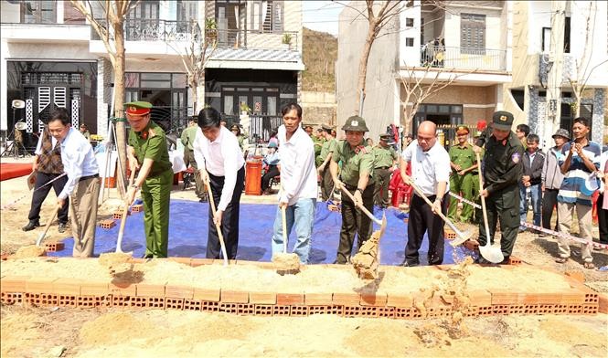 Bộ Công an khởi công xây dựng nhà cho các hộ dân có nhà bị sập do bão số 13.