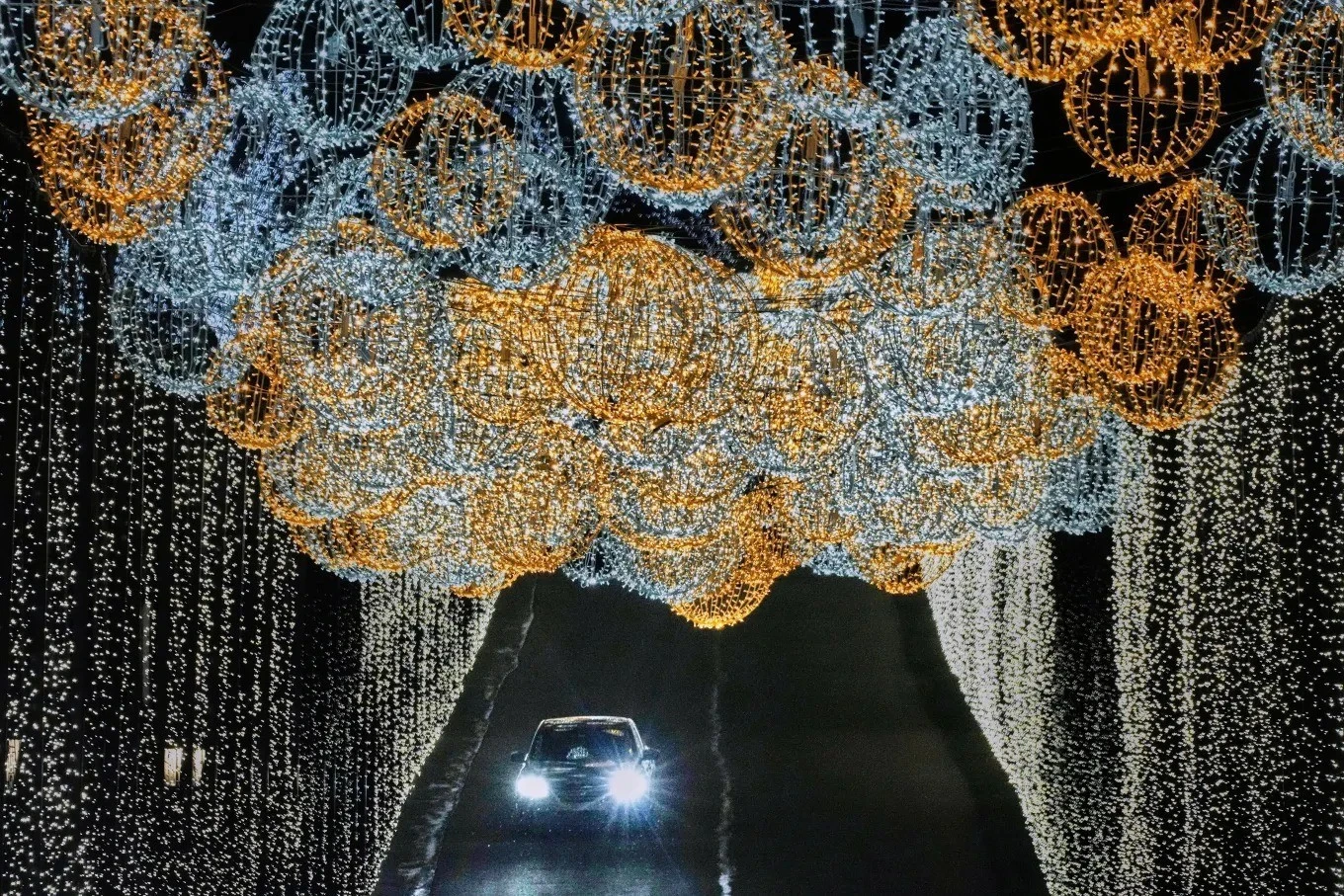 Đèn trang trí Giáng sinh tô điểm cho một con đường tại khu nghỉ dưỡng Nemacolin Woodlands ở Farmington, Pennsylvania (Mỹ).