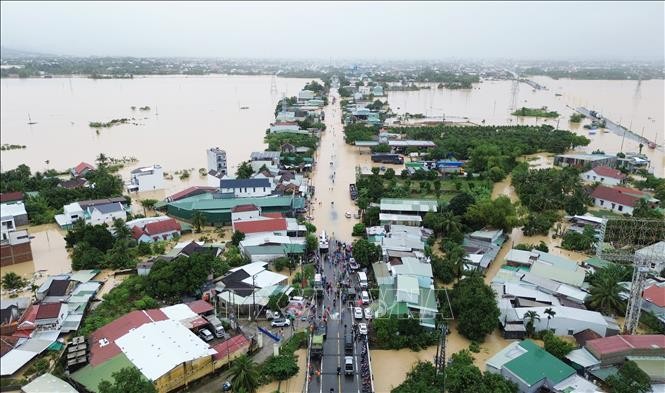 Mưa lũ gây ngập cục bộ trên tuyến quốc lộ 1 đoạn qua xã Suối Hiệp (Khánh Hòa).