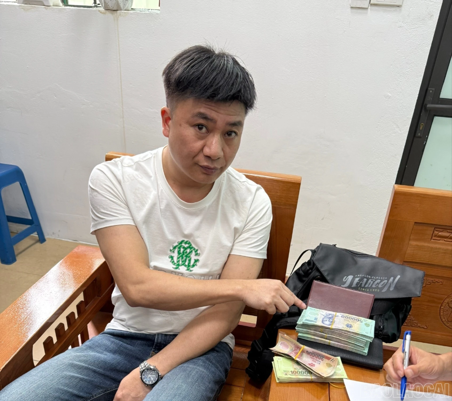 baolaocai-br_doi-tuong-ban-khai-minh-van-chuyen-gan-200-trieu-viet-nam-dong-tu-viet-nam-sang-trung-quoc-bi-bdbp-bat-giu-8631.jpg