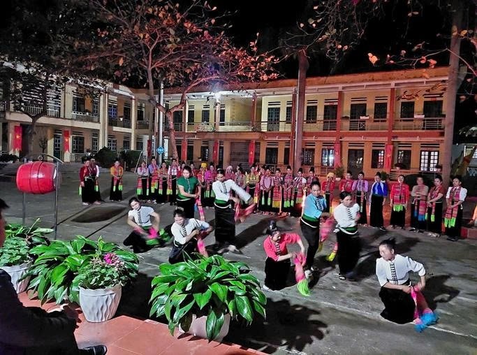 ការអនុវត្តរបាំប្រពៃណីដូចជា ការលាតក រាំដំបងឫស្សី ធ្វើបាល់ប្រពៃណី និងលេងបាល់ទះកម្សាន្តជាមួយគ្នា ជួយសិស្សឱ្យមានអារម្មណ៍ភ្ជាប់ទំនាក់ទំនងជាមួយថ្នាក់។ Cùng nhau tập xoè cổ, múa sạp, làm quả còn, chơi bóng chuyền hơi... giúp học viên gắn bó với lớp học.