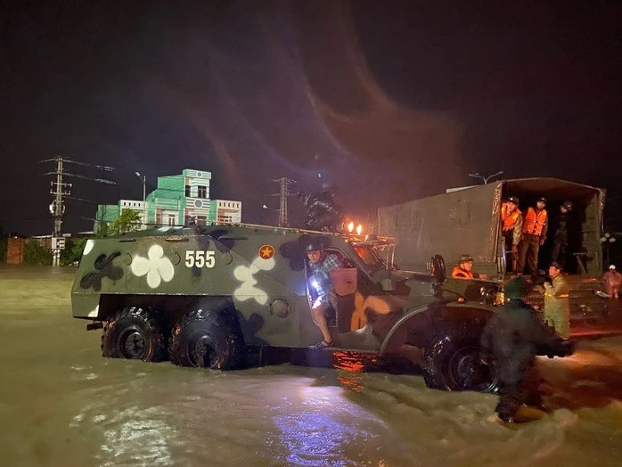 Lực lượng chức năng Gia Lai kịp thời ứng cứu hàng ngàn người dân phường Quy Nhơn Bắc đến nơi an toàn.