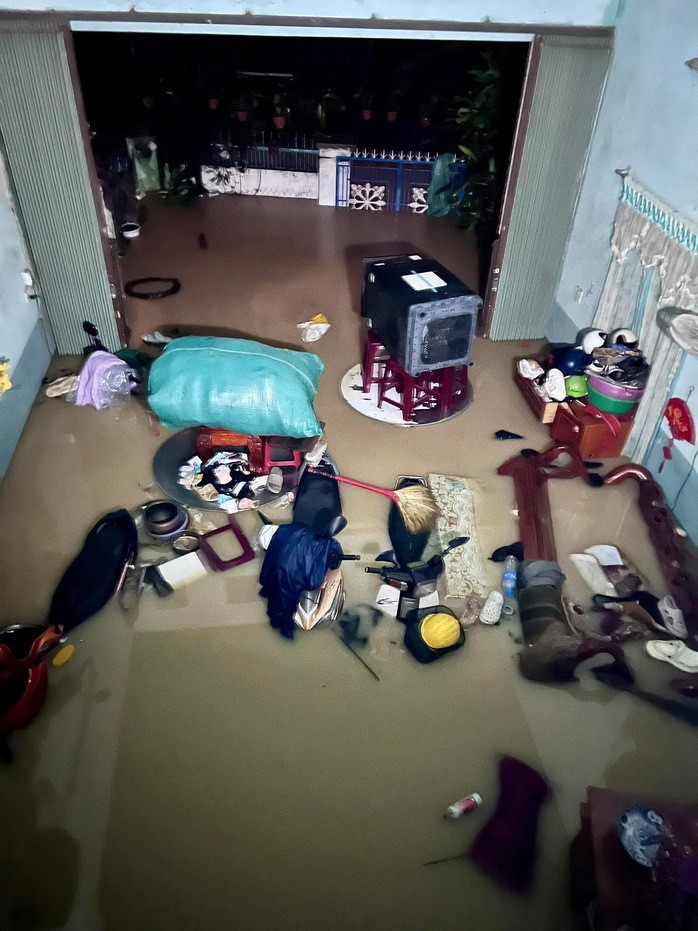 Nước lũ dâng nhanh khiến nhiều hộ dân phường Quy Nhơn Bắc trở tay không kịp.