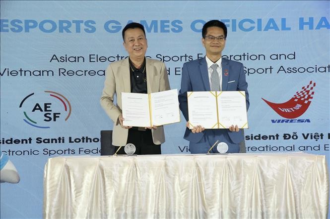Ông Santi Lothong, Chủ tịch Liên đoàn Thể thao điện tử châu Á (trái) và ông ông Đỗ Việt Hùng - Chủ tịch Hội Thể thao điện tử giải trí Việt Nam tại lễ ký kết Biên bản ghi nhớ hợp tác. Ông Santi Lothong, Chủ tịch Liên đoàn Thể thao điện tử châu Á (trái) và ông ông Đỗ Việt Hùng - Chủ tịch Hội Thể thao điện tử giải trí Việt Nam tại lễ ký kết Biên bản ghi nhớ hợp tác.